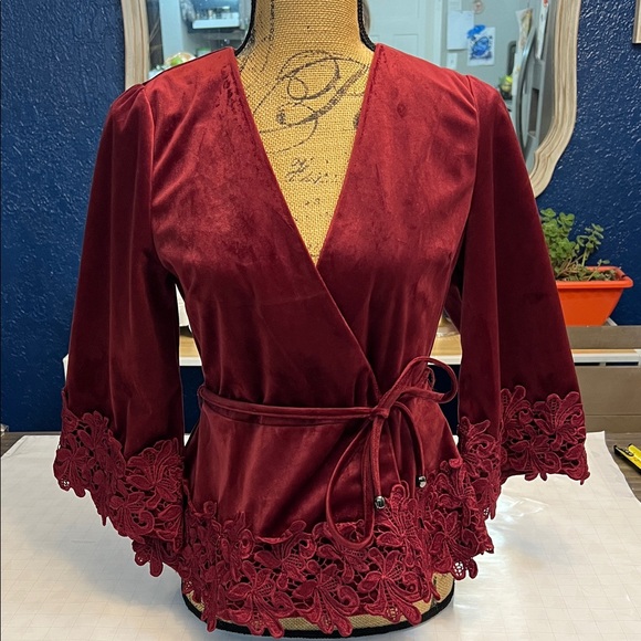 ANTHROPOLOGIE MOON RIVER BURGUNDY RED LACE TRIMMED VELVET WRAP  KIMONO SMALL - Picture 3 of 16